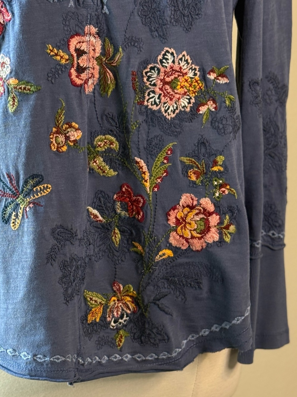 Sundance Blue Floral Embroidered Long Sleeve Henley Size Large - Picture 3 of 10